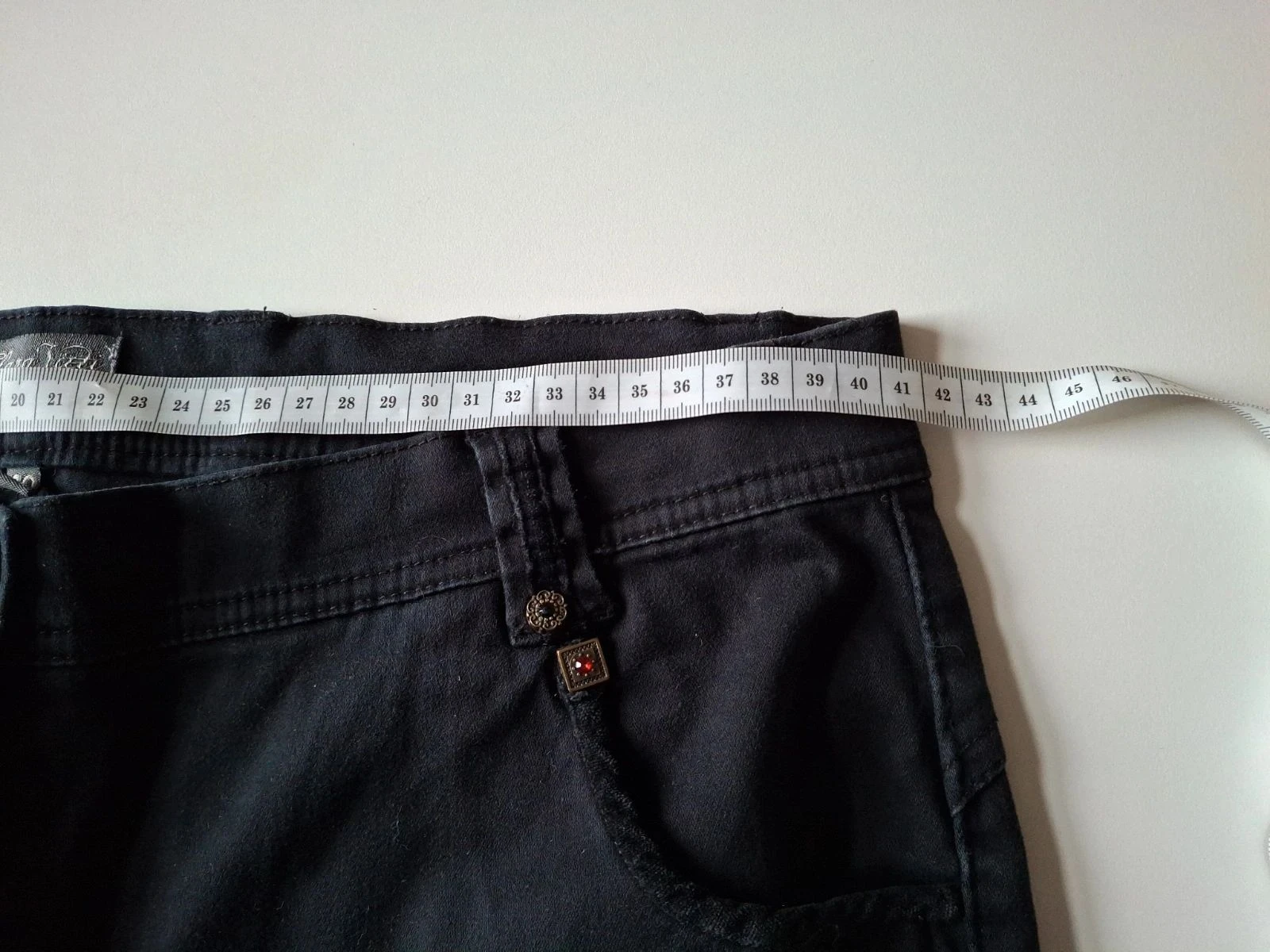 Jeans preto com bordados – photo 7